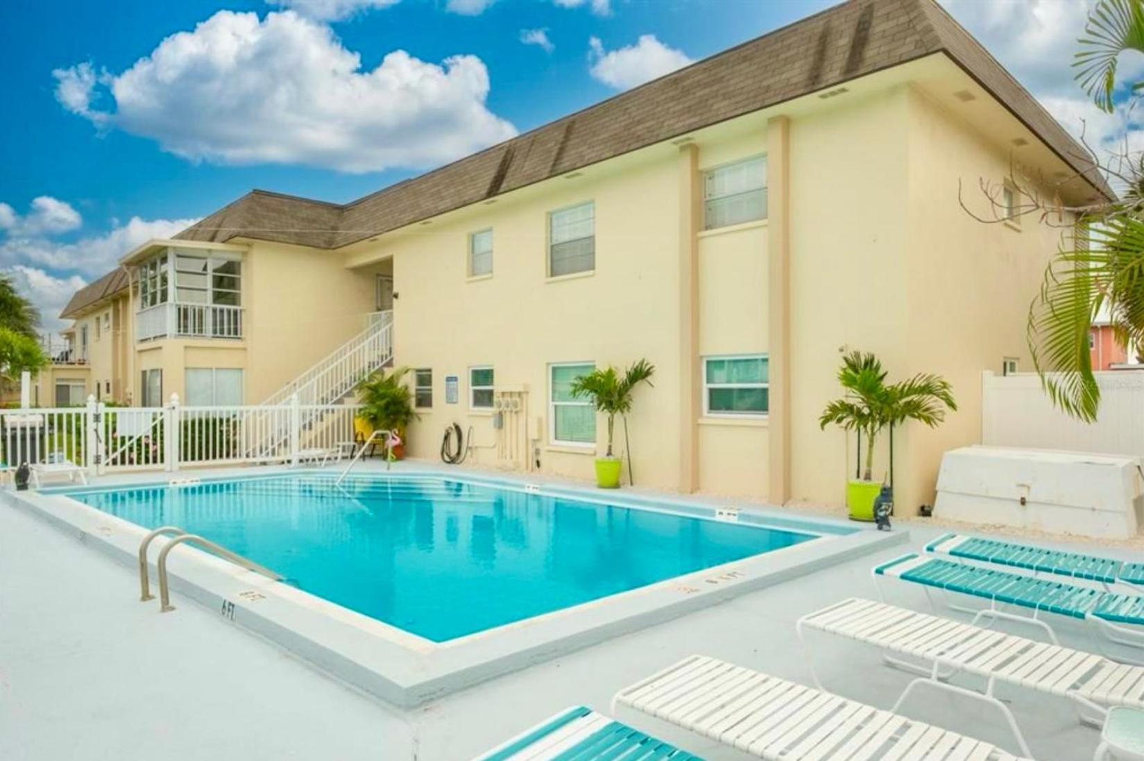 Where The Sun Meets The Water St. Pete Beach Exterior photo
